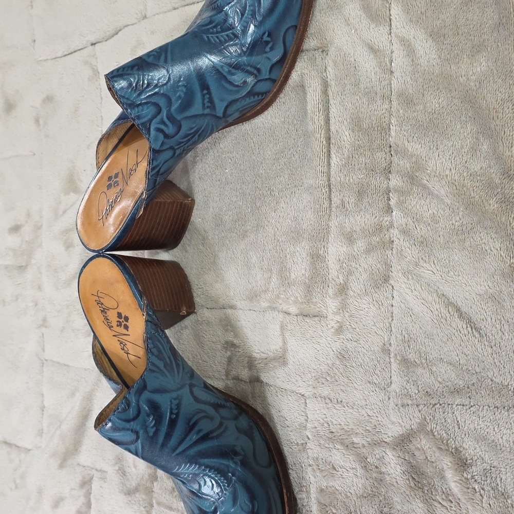 Patricia Nash Women's Heeled Clogs Teal/Black  Leather? Embossed Sz 7.5 GUC READ - Picture 10 of 12